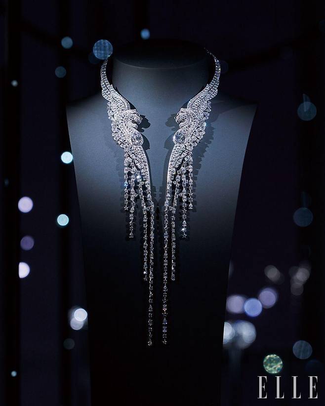 사자의 옆모습을 형상화해 화이트골드와 다이아몬드로 이뤄진 임브레이스 유어 데스티니 네크리스.