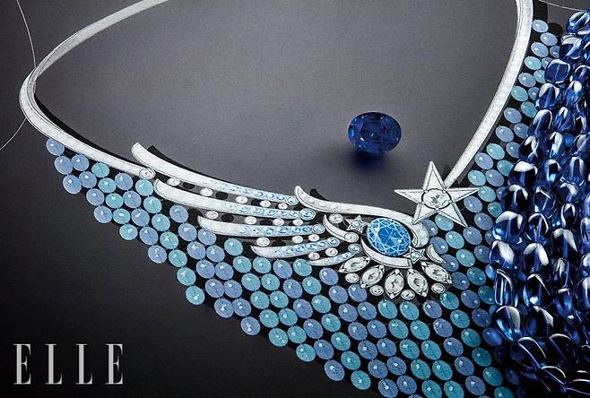 애프터 미드나잇 네크리스의 스케치 컷과 주요 소재가 될 4.85캐럿의 오벌 컷 사파이어.