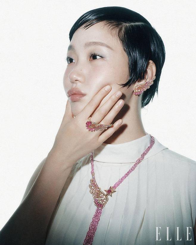 핑크 골드에 다이아몬드, 핑크 사파이어를 세팅해 날개 모양을 표현한 핑크 아워 이어링, 5.58캐럿의 오벌 컷 핑크 사파이어를 중심으로 다이아몬드와 핑크 사파이어를 세팅한 핑크 아워 링, 핑크골드에 다이아몬드와 핑크 사파이어, 핑크 사파이어 비즈로 완성한 핑크 아워 네크리스는 모두 Chanel High Jewelry.