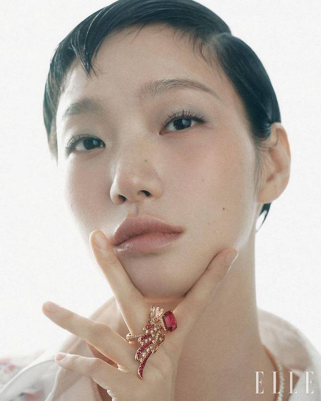 핑크골드에 다이아몬드와 루비를 세팅한 와일드 앳 하트 링은 Chanel High Jewelry.