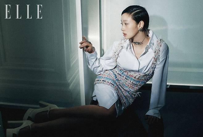 화이트골드에 다이아몬드와 블랙 래커로 완성한 대즐링 스타 이어링과 가운데 브릴리언트 컷 다이아몬드 1.54캐럿을 세팅한 대즐링 스타 링, 가운데 브릴리언트 컷 다이아몬드 1.06캐럿을 중심으로 방사형의 다이아몬드와 블랙 래커 세팅이 돋보이는 대즐링 스타 네크리스는 모두 Chanel High Jewelry.