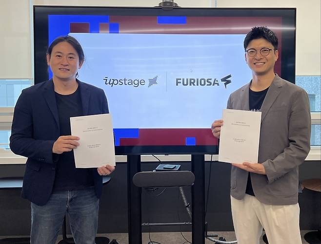 백준호 퓨리오사 대표(좌)와 이활석 업스테이지 CTO(우)가 MOU 교환 후 기념촬영을 하고 있는 모습