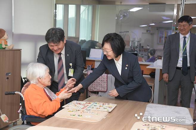 오유경 식약처장이 25일 대전 유성구 소재 대전보훈요양원을 방문해 국가유공자와 요양원 관계자를 격려했다.