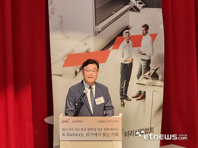 박태성 한국배터리산업협회 상근부회장이 '최신 미국·EU 통상 정책 및 대응 전략 세미나'에서 개회사를 하고 있다. (사진=이호길 기자)