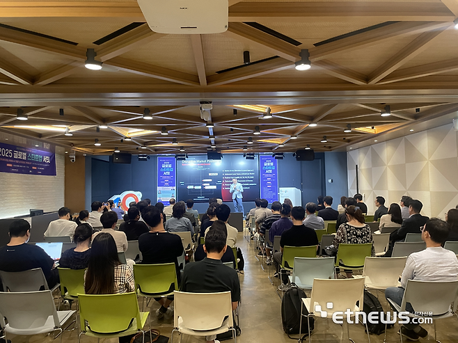 K바이오랩허브사업추진단과 인천창조경제혁신센터가 24일 서울 강남구 구글스타트업캠퍼스에서 '2025 글로벌 스타트업 서밋'을 개최했다. 필립 박 킬사글로벌 대표가 '민간과 공공을 활용한 싱가포르 진출 전략'을 발표하고 있다.