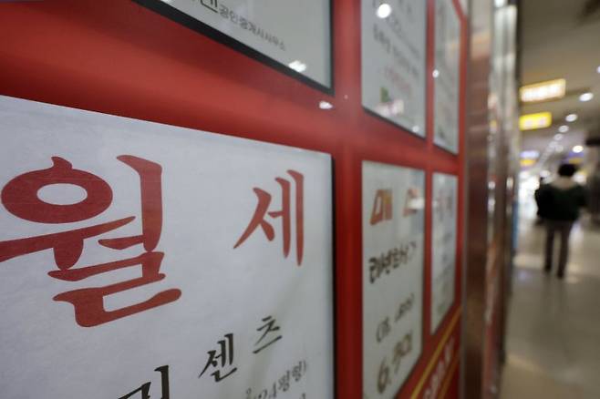 서울의 한 공인중개사사무소에 월세 매물 안내문이 게시돼 있다. 뉴시스