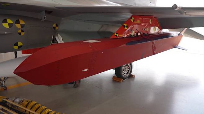 방위사업청이 23일 경남 사천 공군 제3훈련 전투비행단에서 최초 국내 개발 중인 장거리공대지유도탄의 안전분리 비행시험을 성공적으로 수행했다고 밝혔다. 사진은 시험용 항공기인 FA-50 시제기에 탑재된 시험용 분리탄. 방위사업청 제공