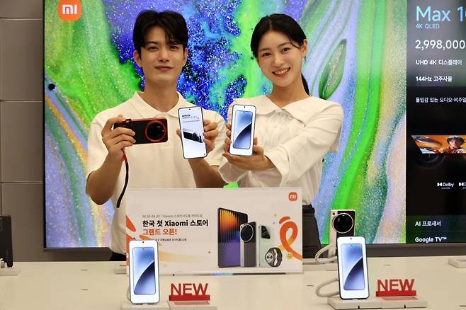 25일 서울 영등포구 여의도 샤오미 스토어 서울 IFC몰 여의도점에서 열린 첫 공식 오프라인 매장 오픈 기념행사에서 모델들이 제품을 소개하고 있다. 사진=박범준 기자.