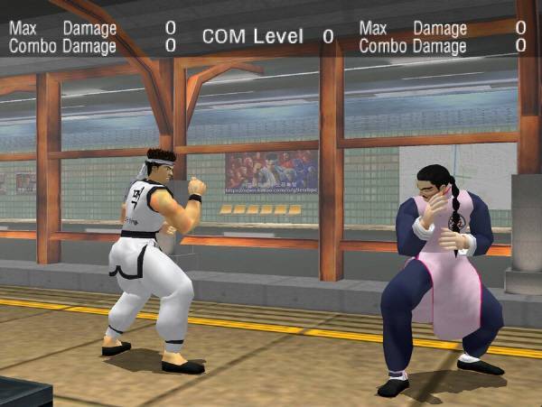 지하철에 '버추어 파이터 5 얼쇼' 포스터를 넣은 모습... 아키라와 라우의 복장도 엄청나다!!!