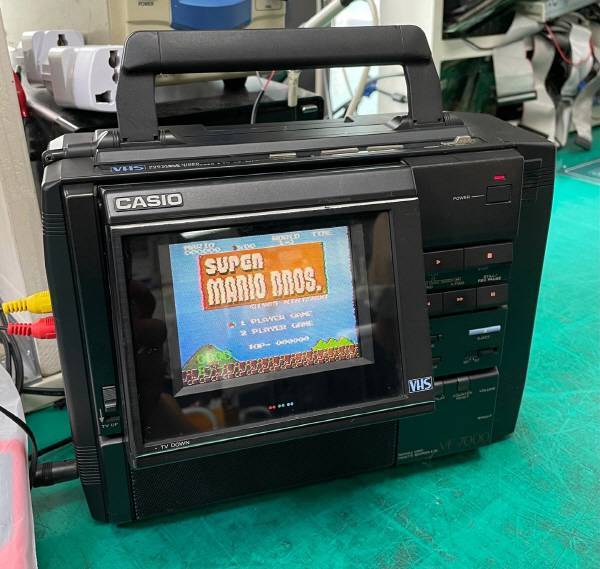 오래되어서 화면이 흔들리지만 슈퍼 마리오를 연결한 모습