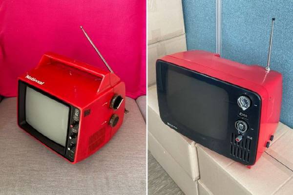 빨간색 옛날 미니 TV들. 디자인이 느낌있다