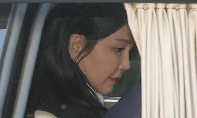 윤석열 전 대통령 부인 김건희 여사가 헌법재판소 파면 선고 후 7일 만인 지난 4월11월 오후 서울 용산구 한남동 관저를 떠나고 있다. 공동취재사진