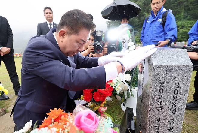 김병기 더불어민주당 대표 직무대행 겸 원내대표가 25일 오후 국립대전현충원에 안장된 채 모 상병 묘역을 찾아 참배하고 있다. 연합뉴스