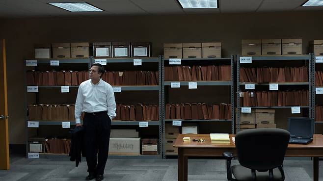 롭 빌럿은 불굴의 인내심으로 150만 쪽을 모두 살핀다. 그리고 듀폰이 자랑한 ‘마법의 소재’ 테플론이 바로 문제의 화학물질이라는 근거를 찾아낸다. 네이버 영화 포토