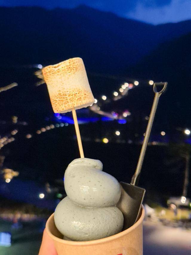 강원 동해시 무릉별유천지의 지역 특색을 살려 만든 '시멘트 아이스크림'.