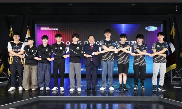 지난 20일 국내 최대 규모 이스포츠 전용 경기장 대전 드림아레나에서 대전을 연고로 한 3개 이스포츠 팀이 창단식을 하고 있다. 대전시 제공