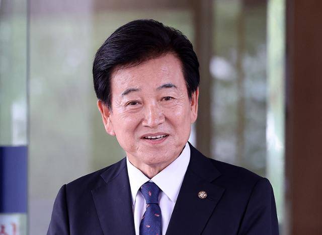 정동영 통일부 장관 후보자가 24일 오후 서울 종로구 남북관계관리단에 마련된 인사청문회 준비 사무실에 도착해 취재진 질문에 답하고 있다. 뉴스1