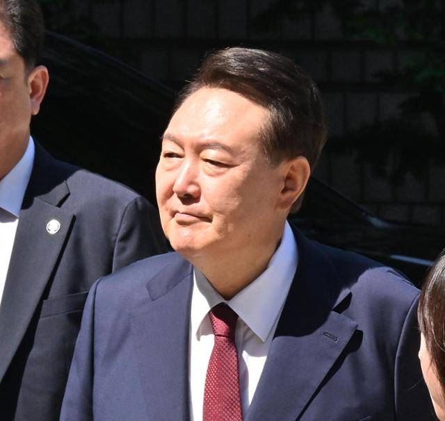 윤석열 전 대통령이 23일 서울 서초구 서울중앙지법에서 열린 내란 혐의 재판에 출석하고 있다. 뉴시스