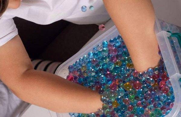 일명 ‘개구리알’로 불리며 촉감 놀이용으로 인기를 끄는 수정토(워터비즈)를 영·유아가 삼키는 사고가 꾸준히 발생함에 따라 소비자들의 주의가 요구된다./사진=한국소비자원