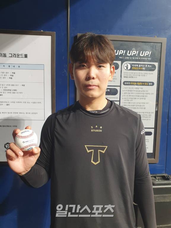 24일 고척 키움전에 앞서 본지와 인터뷰한 성영탁의 모습. 성영탁은 이날 경기에서 '신인 데뷔 후 무실점 기록' 행진이 막을 내렸지만 벤치의 신뢰를 확인할 수 있는 '등판'으로 눈길을 끌었다. 고척=배중현 기자