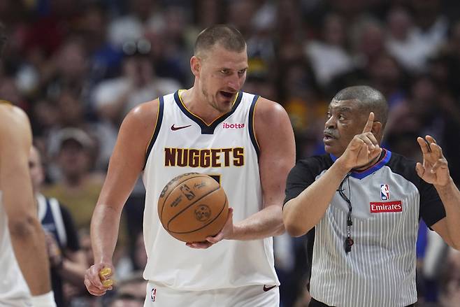 덴버 요키치가 12일 볼 아레나에서 열린 멤피스와의 NBA 정규리그 경기 중 심판에게 항의하고 있다. AP=연합뉴스