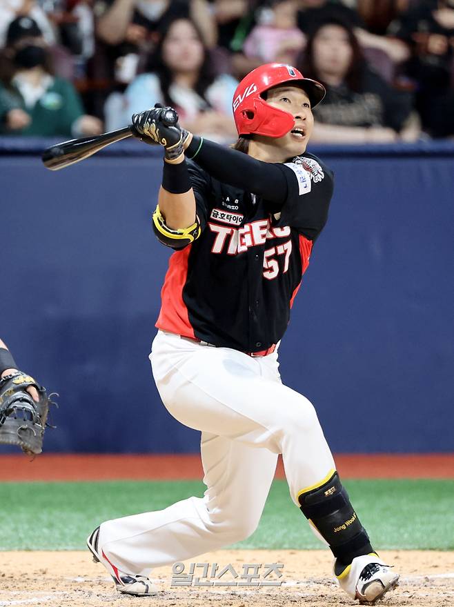 2025 KB0리그 프로야구 키움히어로즈와 KIA타이거즈의 경기가 25일 오후 서울 고척스카이돔에서 열렸다. 7회초 무사 대타로 나온 고종욱이 솔로홈런을 치고 있다. 고척=김민규 기자 mgkim1@edaily.co.kr /2025.06.25/