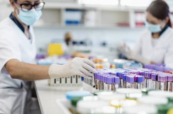 연구원들이 바이오의약품 연구를 진행 중이다. 사진은 기사에서 언급되는 기업과 무관함. [사진=픽사베이]