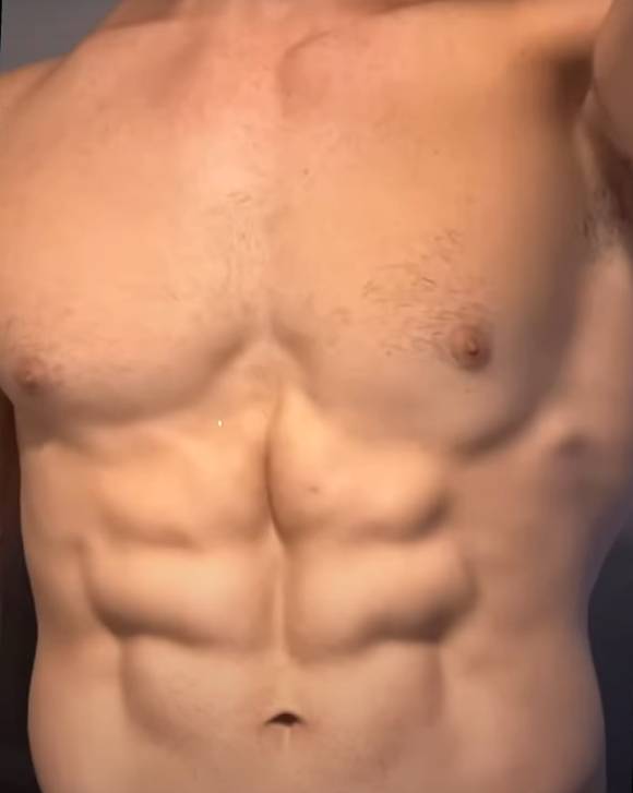 그는 5일 뒤 근육이 선명해졌다고 밝혔다. [사진=유튜브 @JOSHUA ALLARD]