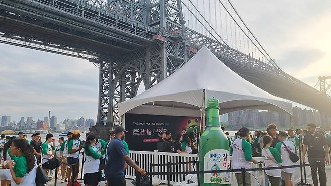 하이트진로 오징어 게임 시즌3 뉴욕 팬 이벤트 단독 부스 운영 현장. [사진=하이트진로 제공]
