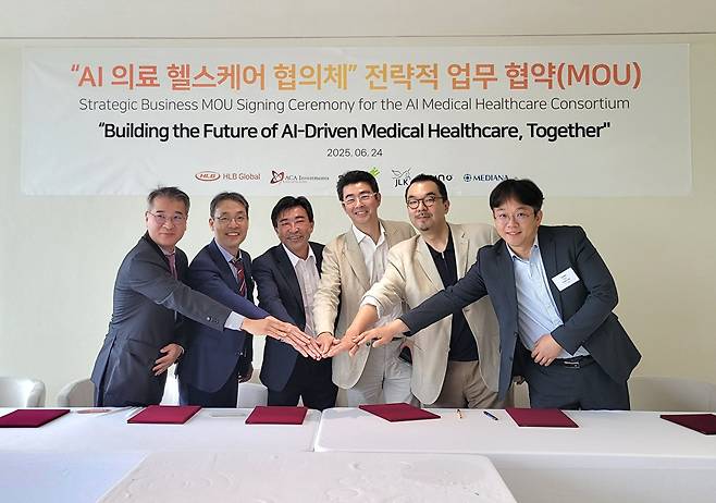 (왼쪽부터) 김광재 HLB글로벌 대표와 김동민 제이엘케이 대표, 아즈마 아키히로 ACA 회장, 곽민철 메디아나·셀바스AI 대표, 윤승현 셀바스AI 사장, 이예하 뷰노 대표 등이 기념촬영을 하고 있다. [사진=HLB그룹 제공]