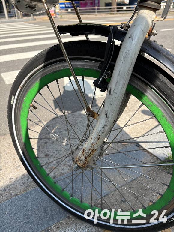 따릉이 프레임이 부식돼 있다. [사진=설래온 기자]