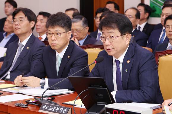 박상우 국토교통부 장관이 25일 국회 국토교통위원회 전체회의에 참석해 질의에 답하고 있다. [사진=연합뉴스]