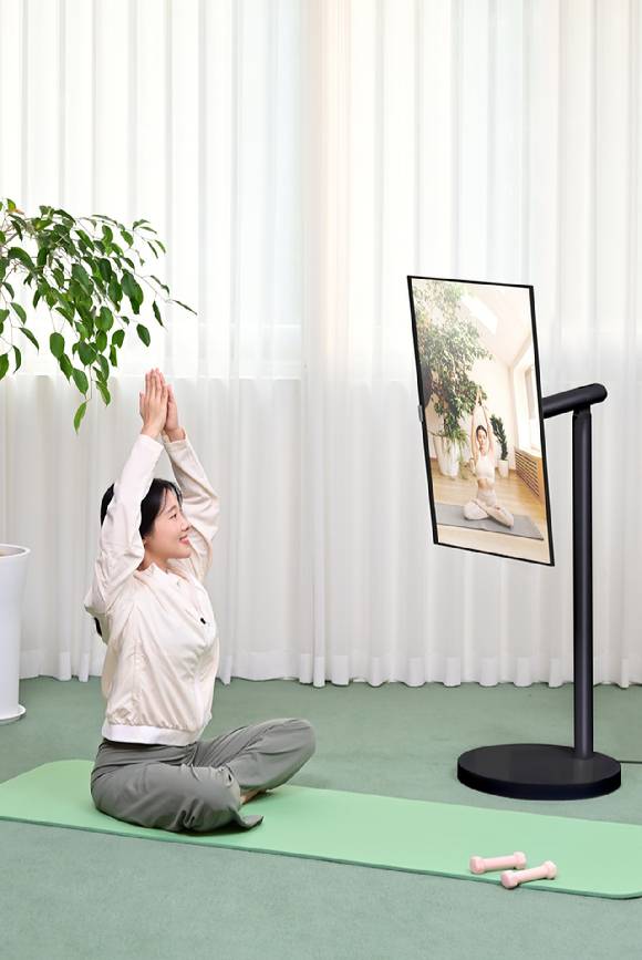 삼성전자 모델이 2025년형 삼성 스마트모니터 M7에 무빙스탠드 신제품을 결합한 '무빙스타일 M7'으로 홈트레이닝 영상을 시청하고 있다. [사진=삼성전자]