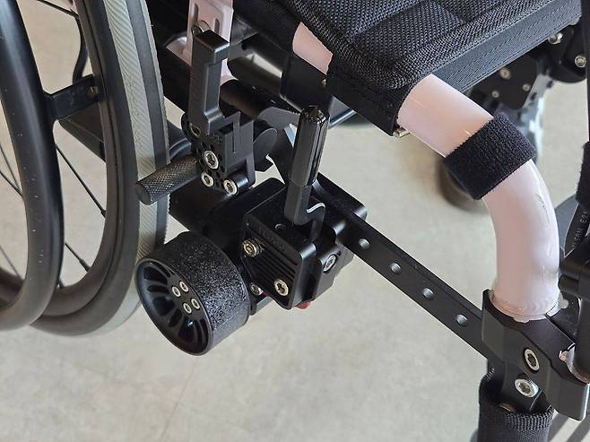 토도웍스 토도 드라이브의 구동 모터와 바퀴. 휠체어 아래에 간편하게 장착 가능하다 / 출처=IT동아