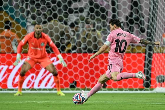 24일(한국시간) 파우메이라스전에서 슈팅하는 메시. 16강에서 전 소속팀 PSG와 맞붙게 돼 ‘메시 더비’가 성사됐다. [AFP=연합뉴스]