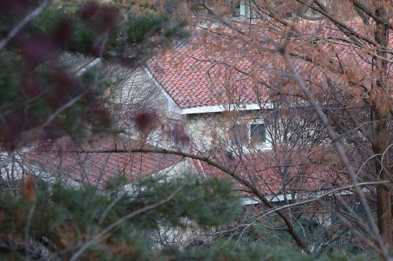 12·3 비상계엄 사태를 수사하는 경찰 국가수사본부 특별수사단이 지난해 12월 27일 서울 삼청동 소재 대통령 안전가옥(안가)을 압수수색에 나섰다.  경찰은 이날 "안가의 폐쇄회로(CC)TV 자료 확보를 위해 압수수색에 착수했다"고 밝혔다. 뉴스1