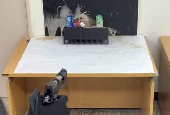 모의총포 발사에 터진 음료수 캔. 사진 서울경찰청