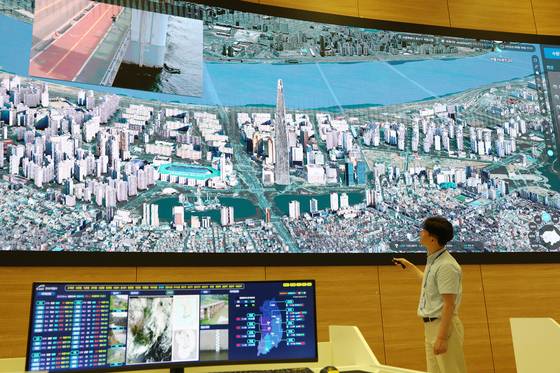 디지털 트윈 기술로 구현한 서울 한강변 모습과 실시간 수위를 확인할 수 있는 CCTV 영상. 사진 K-water