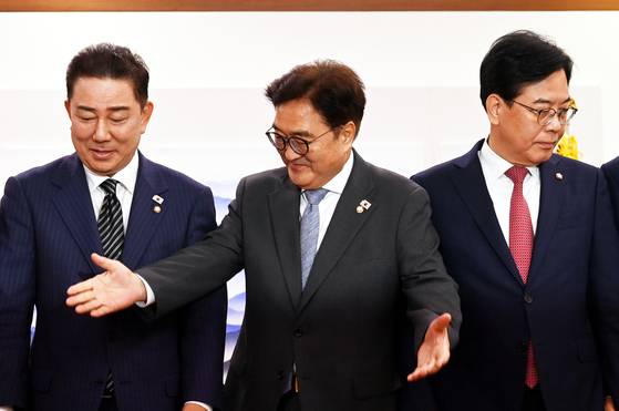 우원식 국회의장이 24일 오전 서울 여의도 국회에서 김병기 더불어민주당 당대표 직무대행 겸 원내대표와 송언석 국민의힘 원내대표와 대화하기에 앞서 기념사진을 찍은 뒤 자리로 돌아가고 있다. 김성룡 기자. 2025.06.24.