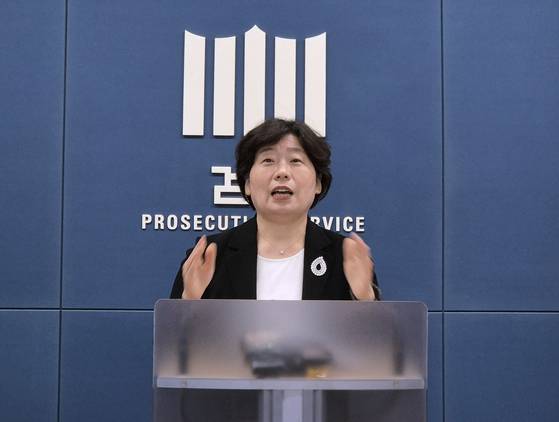 '12·3 비상계엄 사건'을 수사하는 조은석 내란 특검팀의 박지영 특검보가 지난 24일 서울 서초구 서울고등검찰청 기자실에서 윤석열 전 대통령에 대해 특수공무집행방해 혐의 등 체포영장을 청구했다는 내용을 브리핑하고 있다. 연합뉴스