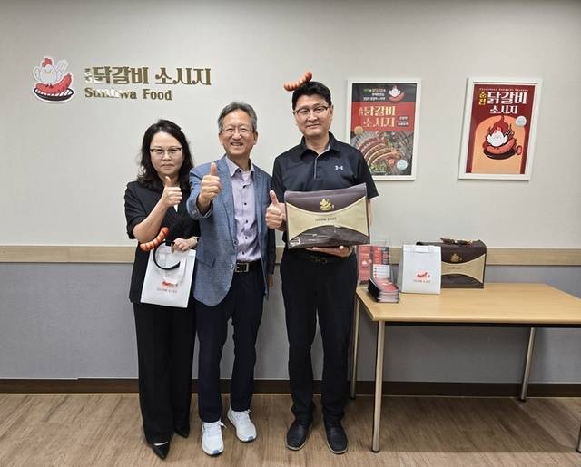 ▲ 강원조달청(청장 이경원)은  25일 춘천 ㈜선화푸드를 직접 방문해 공공조달시장 진출을 위한 맞춤형 제도 안내에 나섰다.