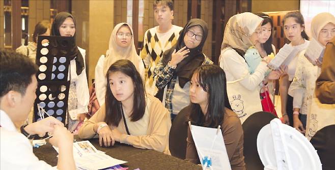 작년 7월 인도네시아 자카르타에서 열린 ‘서울유학박람회’에서 현지 학생들이 상담을 받고 있다.  서울시 제공