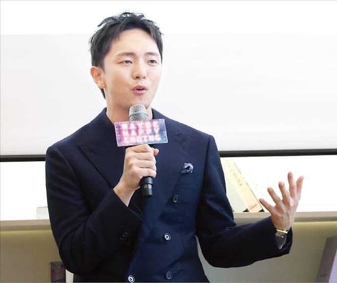 ‘어쩌면 해피엔딩’을 쓴 박천휴 작가가 24일 서울 명동에서 열린 기자간담회에서 토니상 6관왕을 차지한 소감을 말하고 있다.   뉴스1