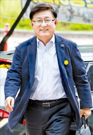 김성환 환경부 장관 후보자가 24일 여의도 이룸센터에 마련된 인사청문회 사무실로 출근하고 있다.  연합뉴스