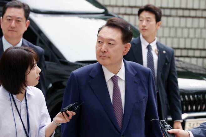 윤석열 전 대통령이 16일 오전 서울 서초구 중앙지방법원에서 열린 내란 우두머리 혐의, 집권남용 권리행사방해 혐의 사건 7차 공판을 받기 위해 법원으로 들어오고 있다. 윤 전 대통령의 법원 출석은 이재명 대통령의 ‘3대 특검’ 임명 후 처음이다. 2025.06.16. 사진공동취재단