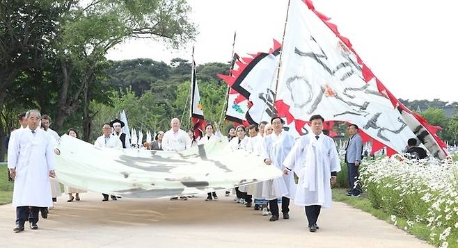 제58회 동학농민혁명기념제가 5월 10일부터 11일까지 이틀간 전북 정읍시 일원에서 개최됐다. 개막과 함께 펼쳐진 ‘1894 진군행렬’ 모습. 정읍시 제공