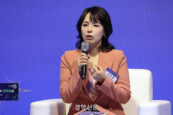 김지희 카이스트 경영대학 기술경영학부 교수가 25일 서울 중구 롯데호텔 크리스탈볼룸에서 ‘초가속 시대의 도전, 공포를 넘어 희망으로’를 주제로 열린 <2025 경향포럼> 세번째 세션 ‘초가속 시대, 모두를 위한 기술진보’ 토론에서 발언을 하고 있다 . 권도현 기자