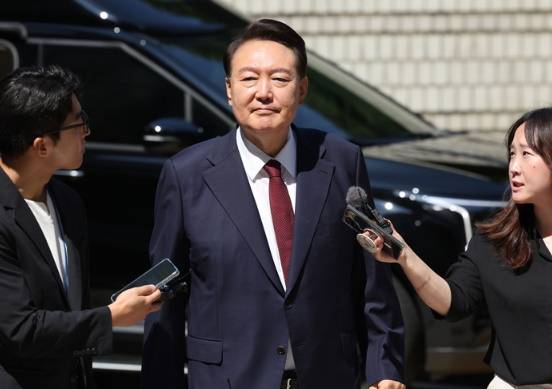 윤석열 전 대통령이 지난 23일 오전 서울 서초구 서울중앙지법에서 내란 우두머리 혐의 사건 8차 공판에 출석하고 있다. 사진공동취재단