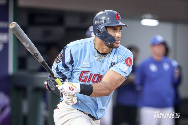 지난 24일까지 KBO 전체에서 규정 타석을 채운 타자 중에 3할 타자는 불과 다섯 명에 그쳤다. 롯데 레이예스도 3할 타자에 이름을 올렸다. 사진은 지난 22일 경기 중 안타를 친 뒤 타구를 응시하는 모습. 롯데 자이언츠 제공