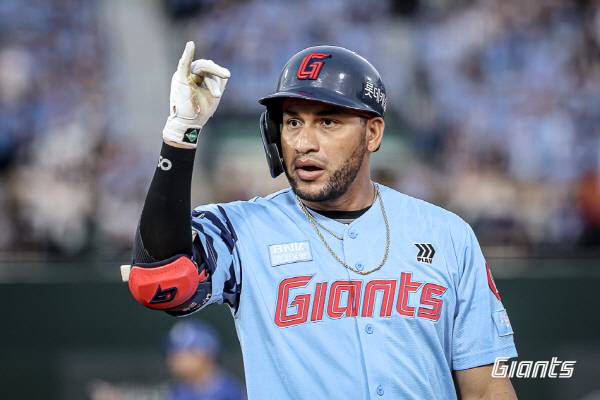 지난 24일까지 KBO 전체에서 규정 타석을 채운 타자 중에 3할 타자는 불과 다섯 명에 그쳤다. 롯데 레이예스도 3할 타자에 이름을 올렸다. 사진은 지난 22일 경기 중 안타를 쳐 출루한 뒤 세리머니를 하는 모습. 롯데 자이언츠 제공